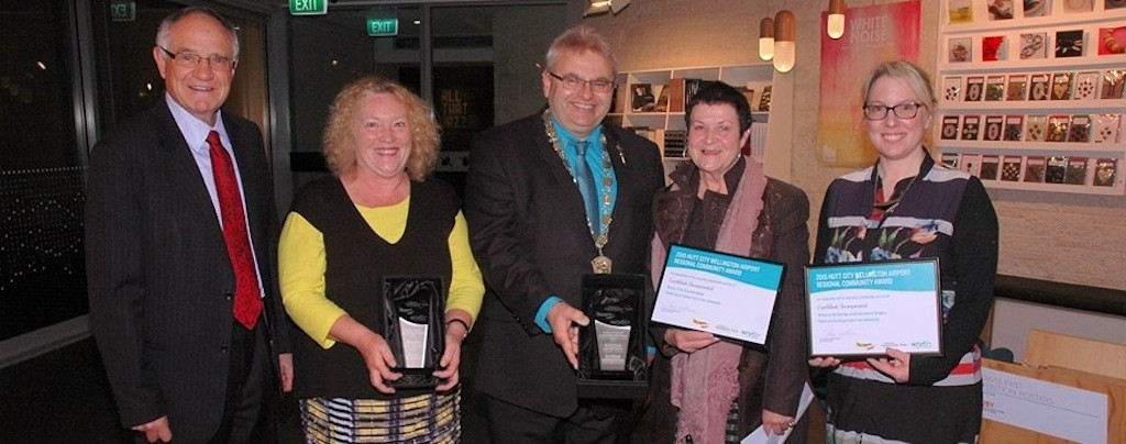 Volunteers from Earthlink, overall winners of the Wellington Community Awards for Hutt City with the Mayor and representatives from Wellington Airport and Wellington Community Trust